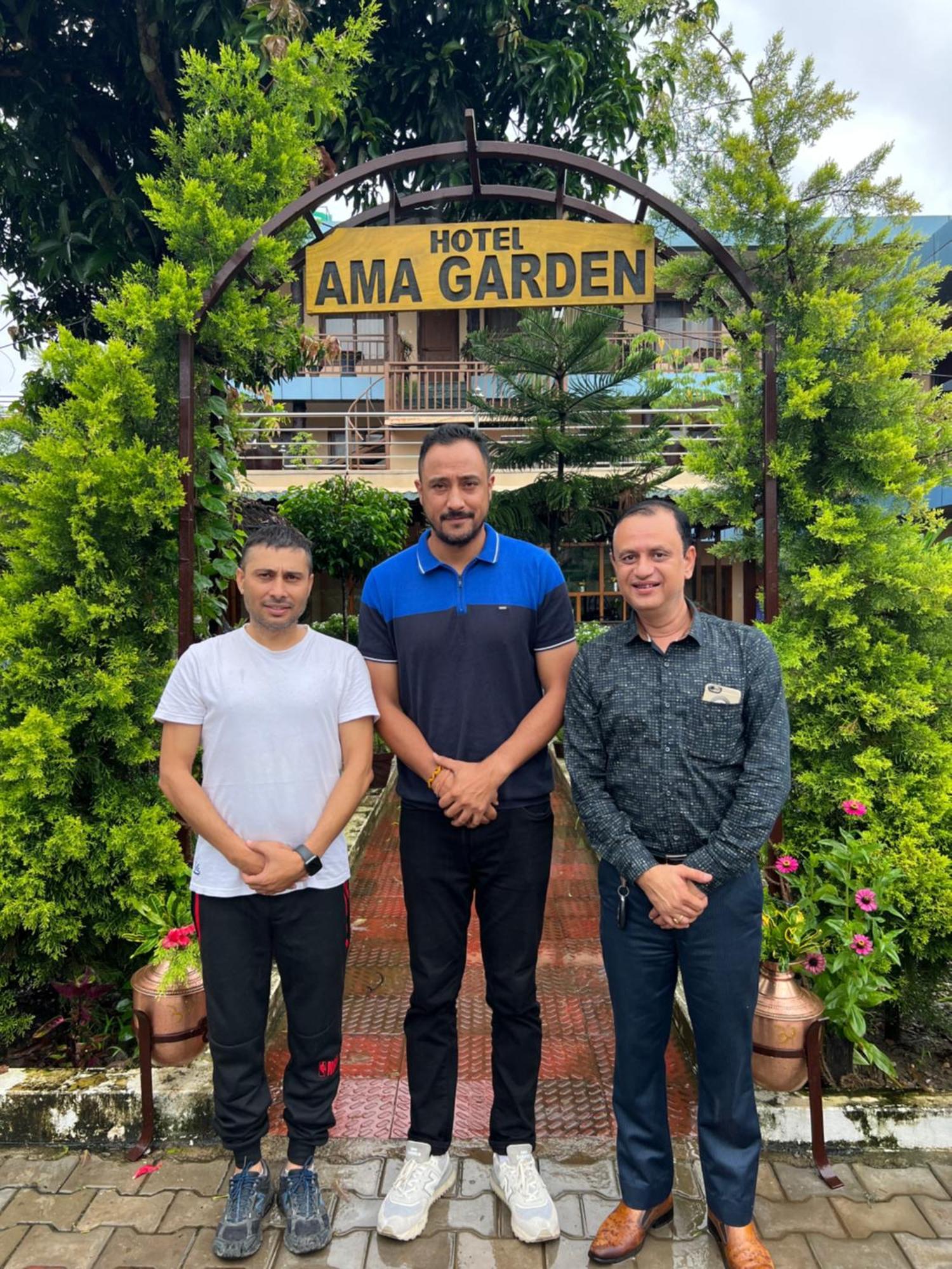 Hotel Ama Garden Sauraha Esterno foto