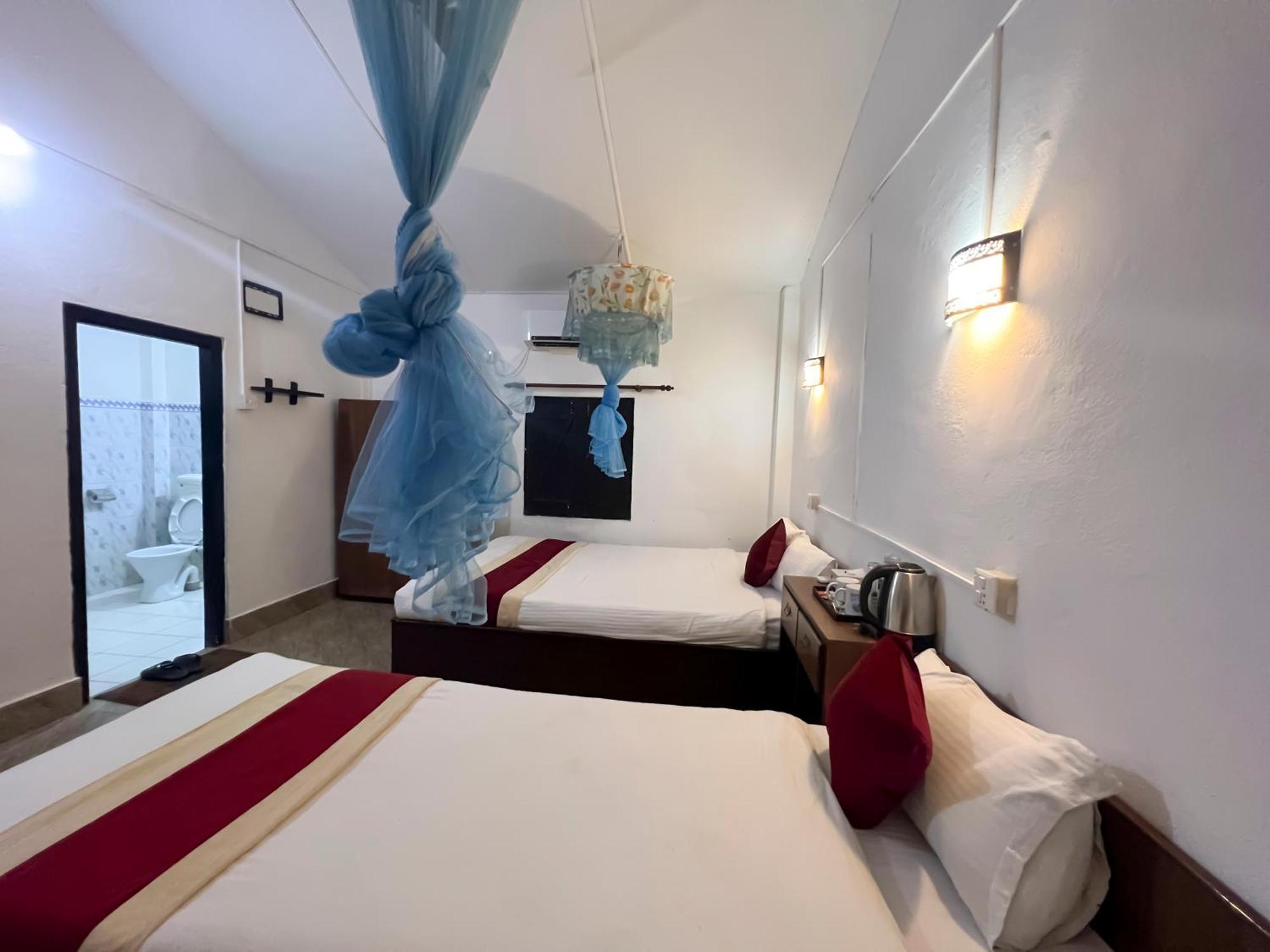 Hotel Ama Garden Sauraha Esterno foto