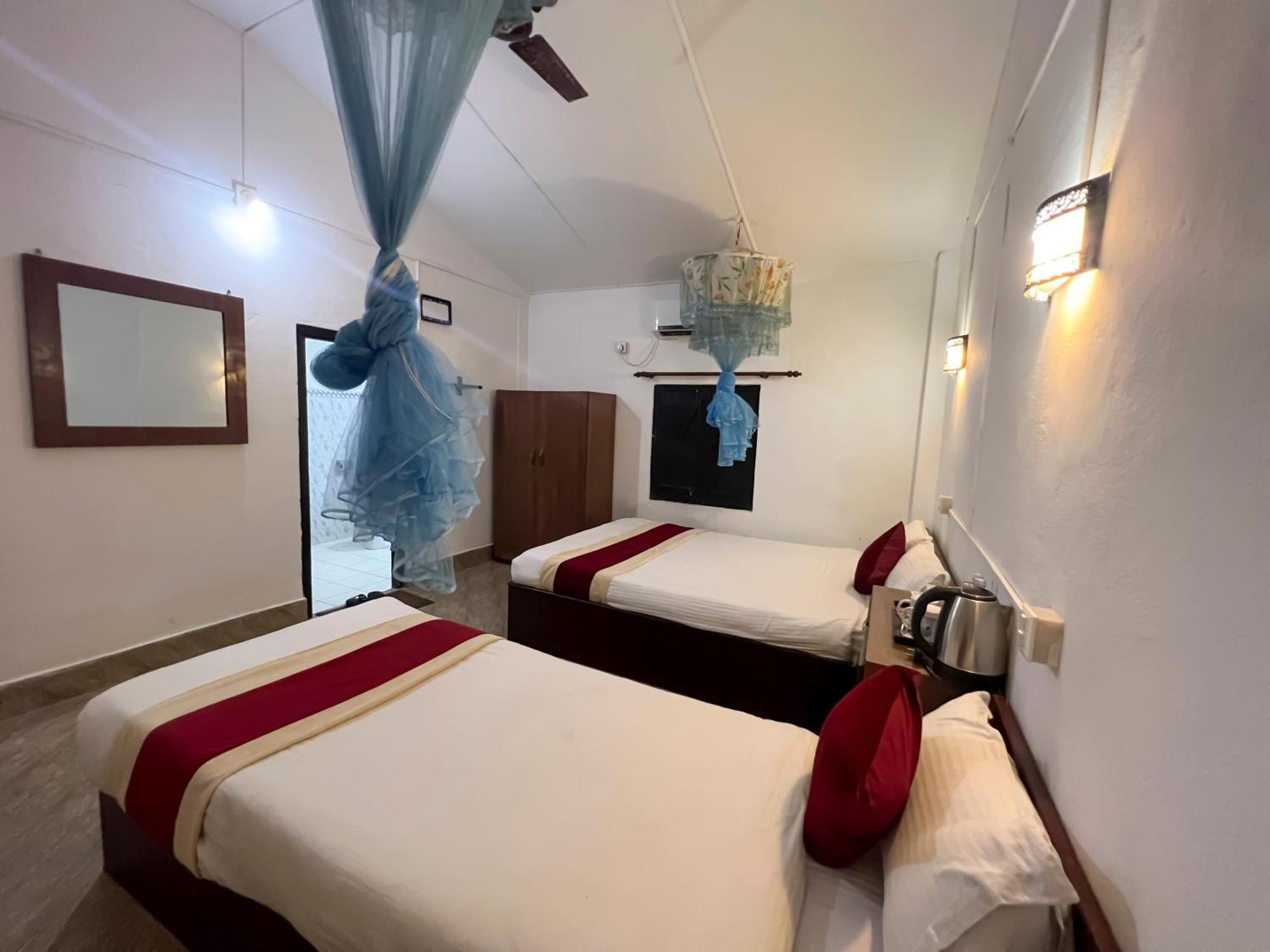 Hotel Ama Garden Sauraha Esterno foto