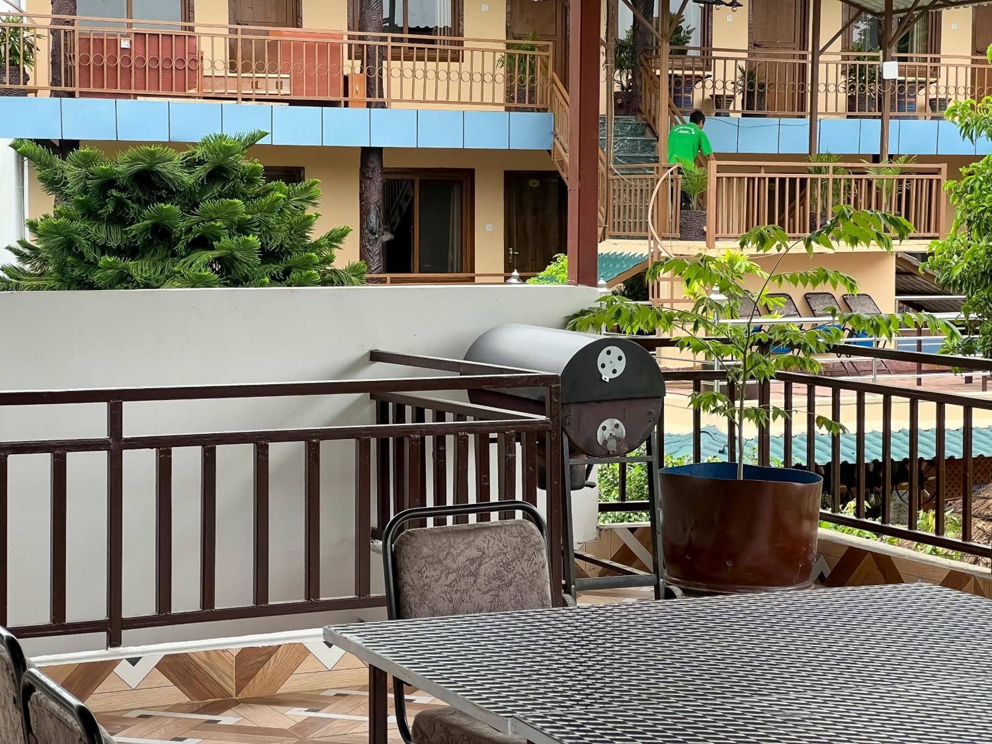 Hotel Ama Garden Sauraha Esterno foto