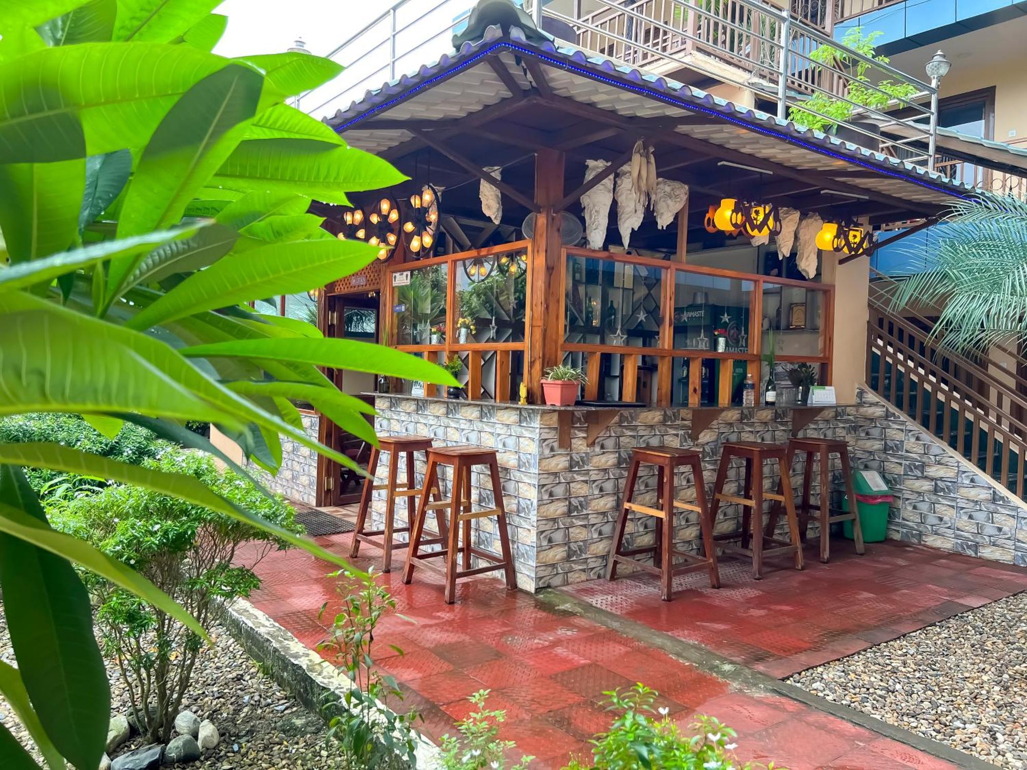 Hotel Ama Garden Sauraha Esterno foto