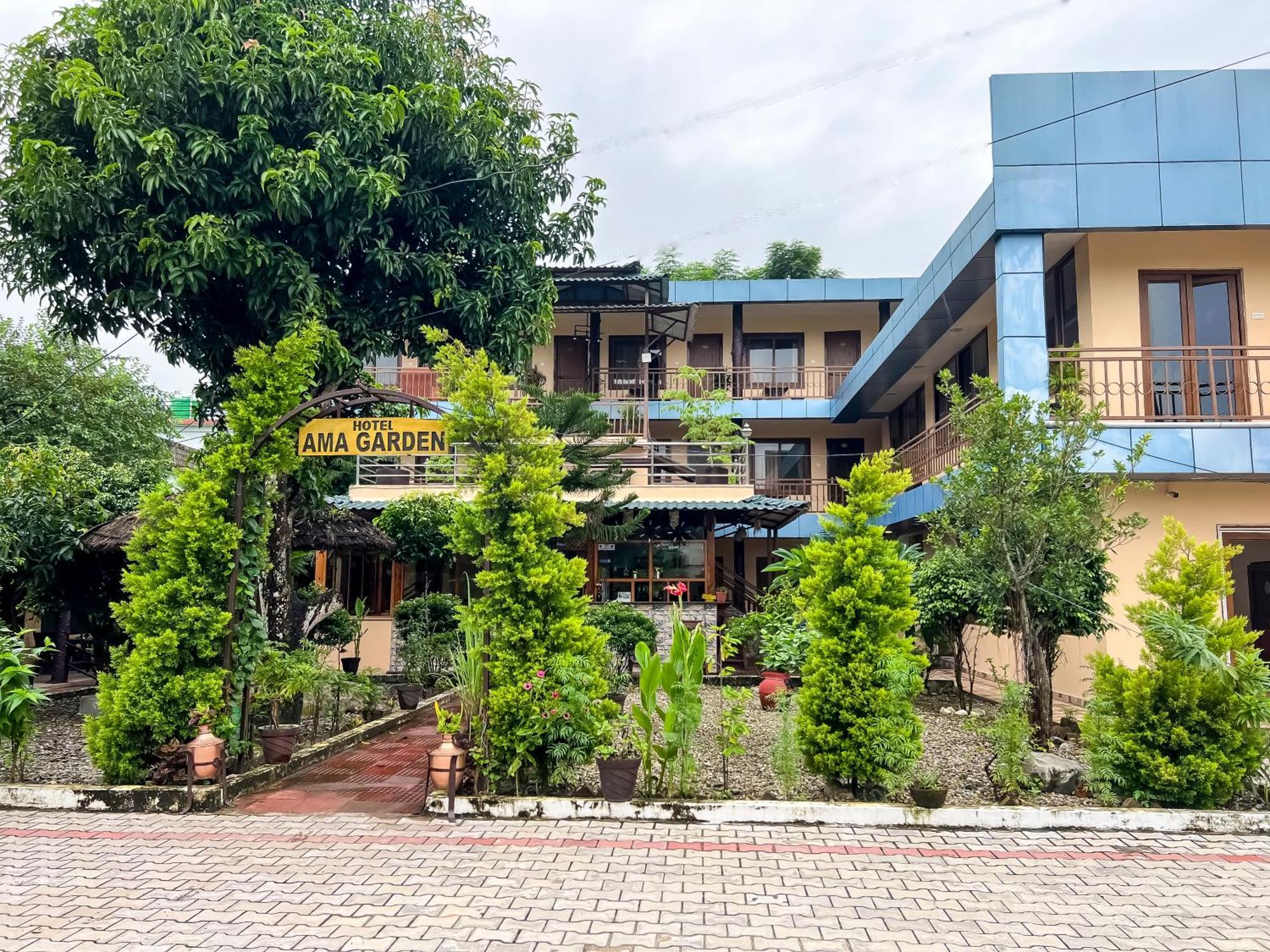 Hotel Ama Garden Sauraha Esterno foto
