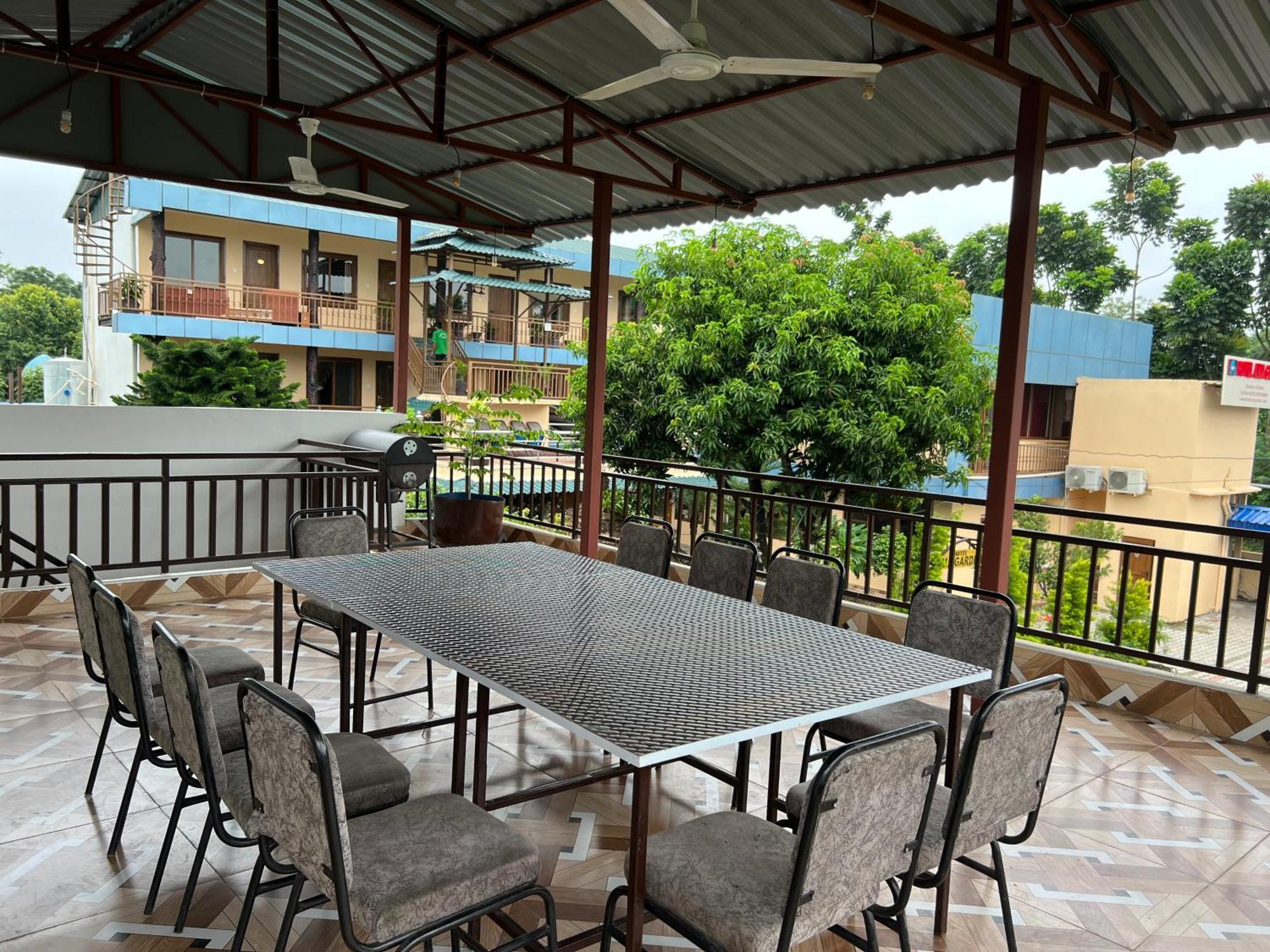 Hotel Ama Garden Sauraha Esterno foto