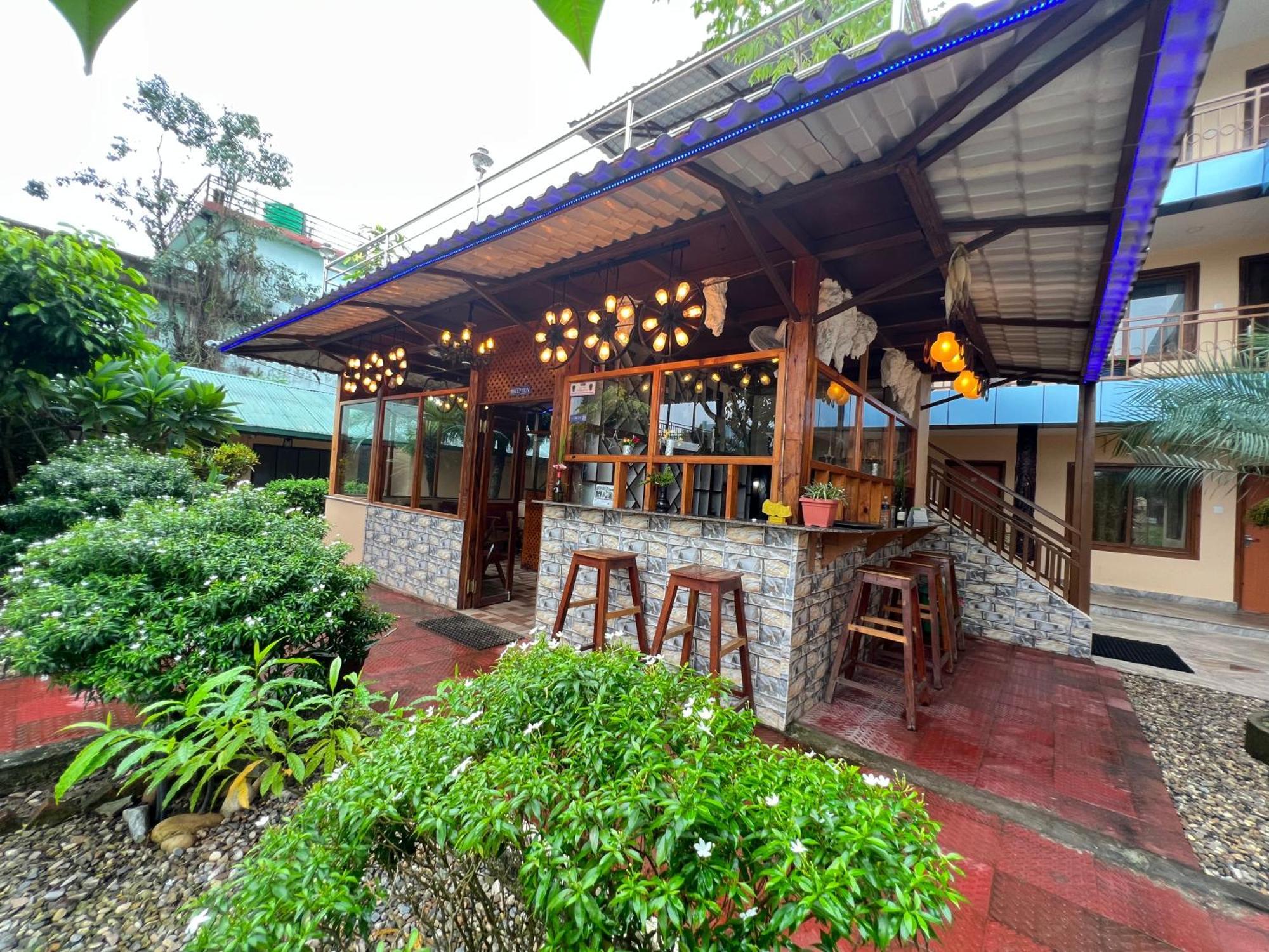 Hotel Ama Garden Sauraha Esterno foto
