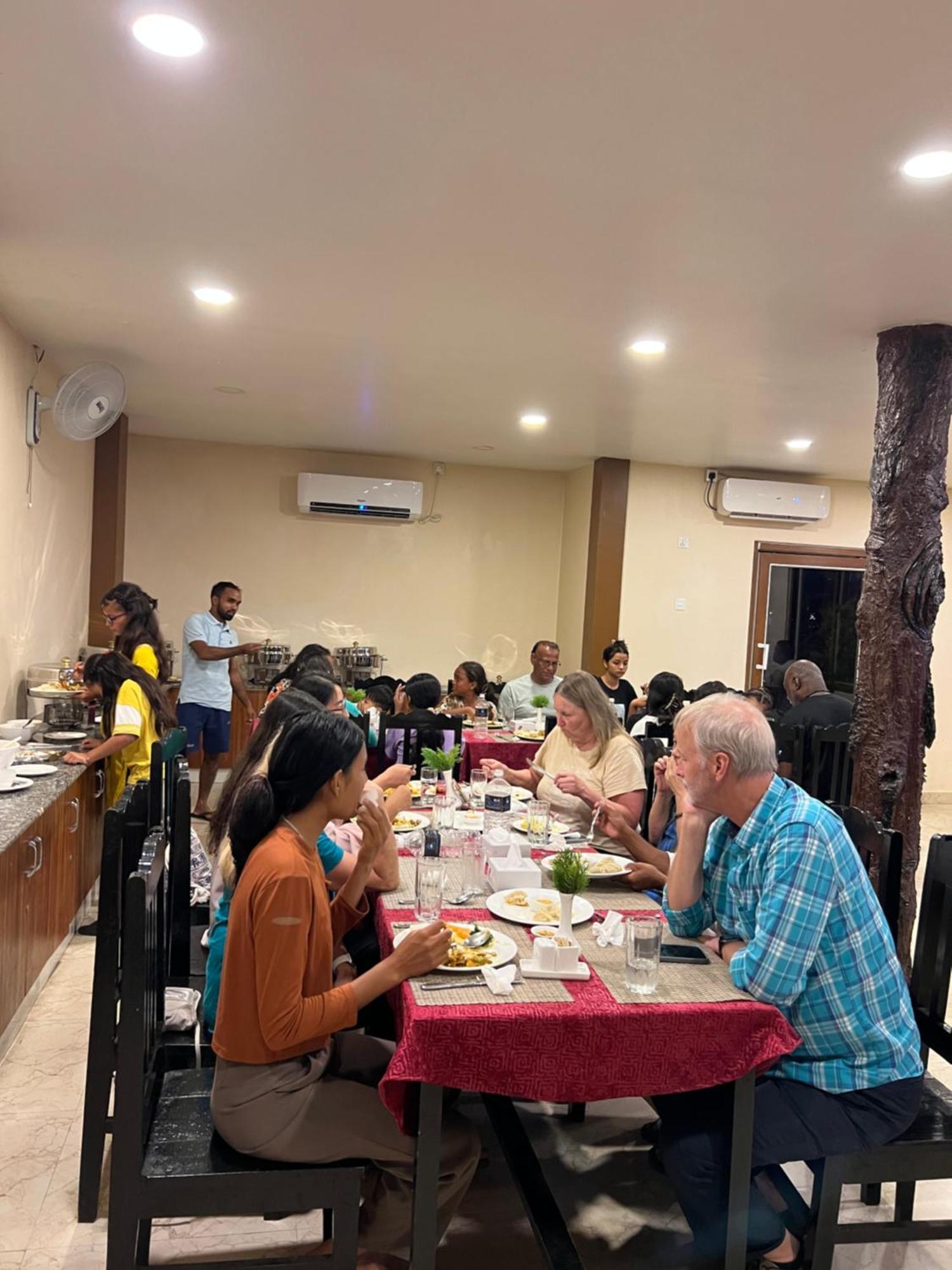Hotel Ama Garden Sauraha Esterno foto