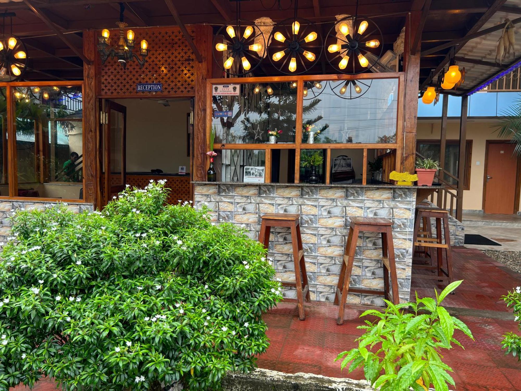 Hotel Ama Garden Sauraha Esterno foto