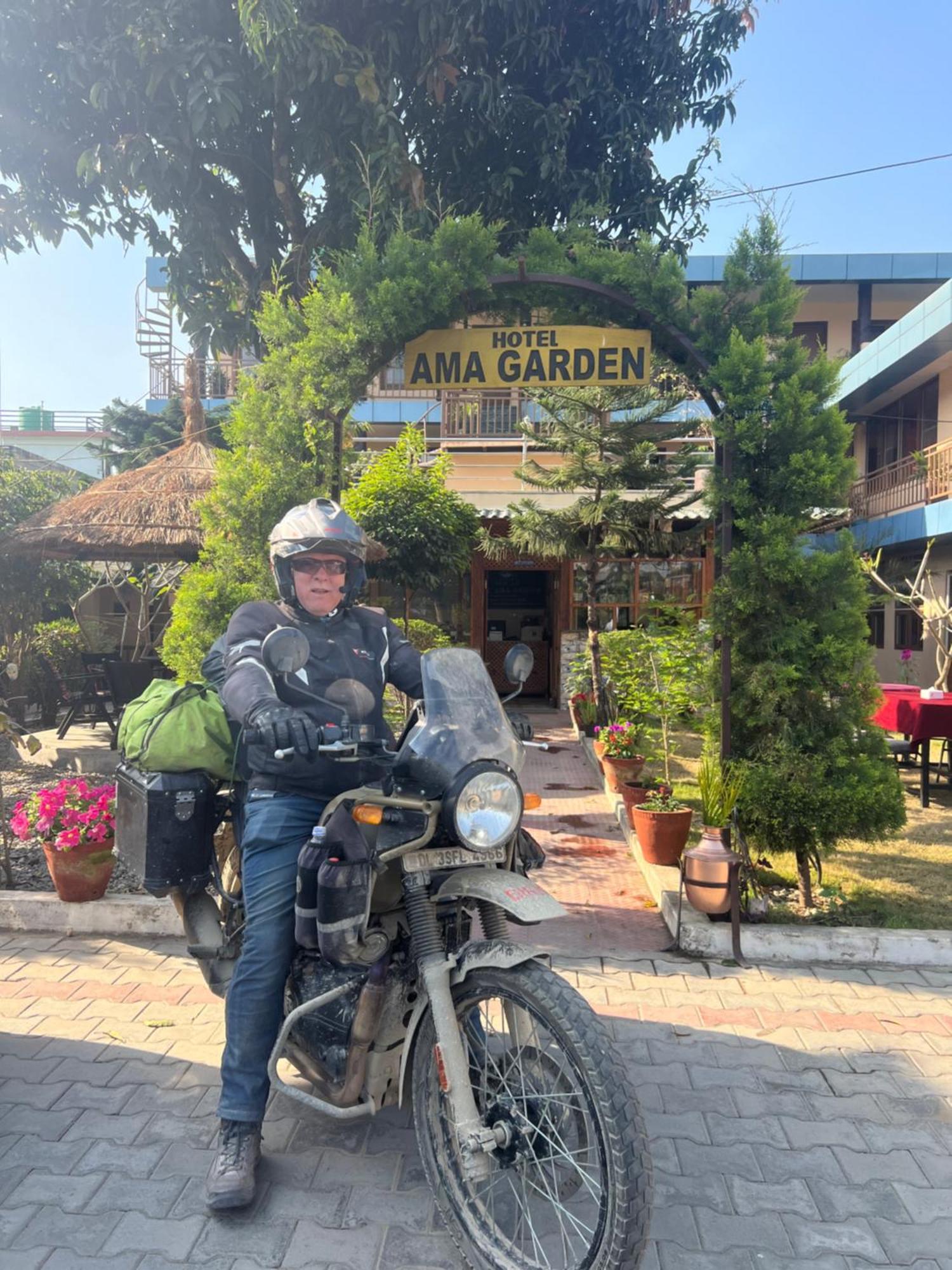 Hotel Ama Garden Sauraha Esterno foto