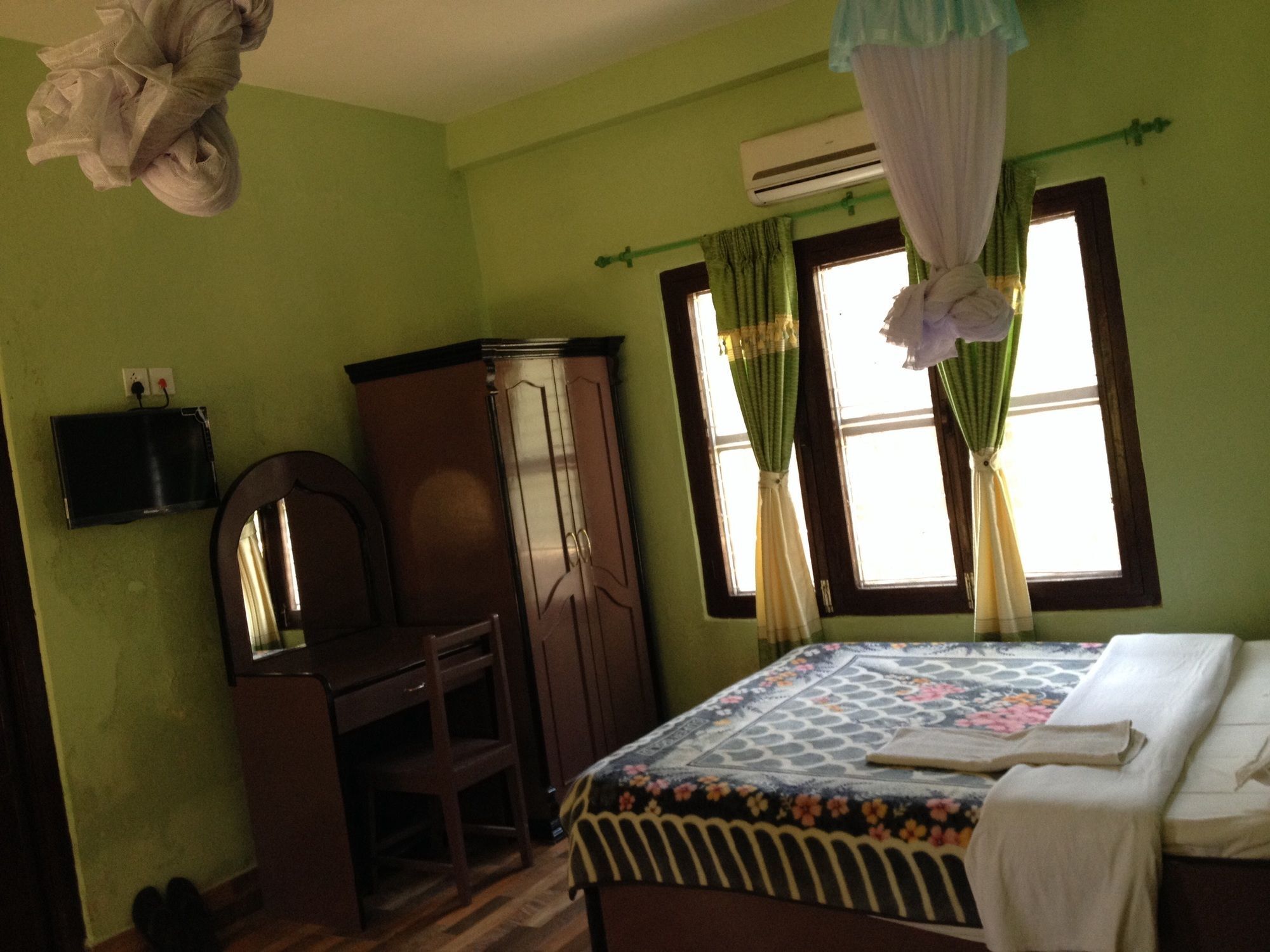 Hotel Ama Garden Sauraha Esterno foto
