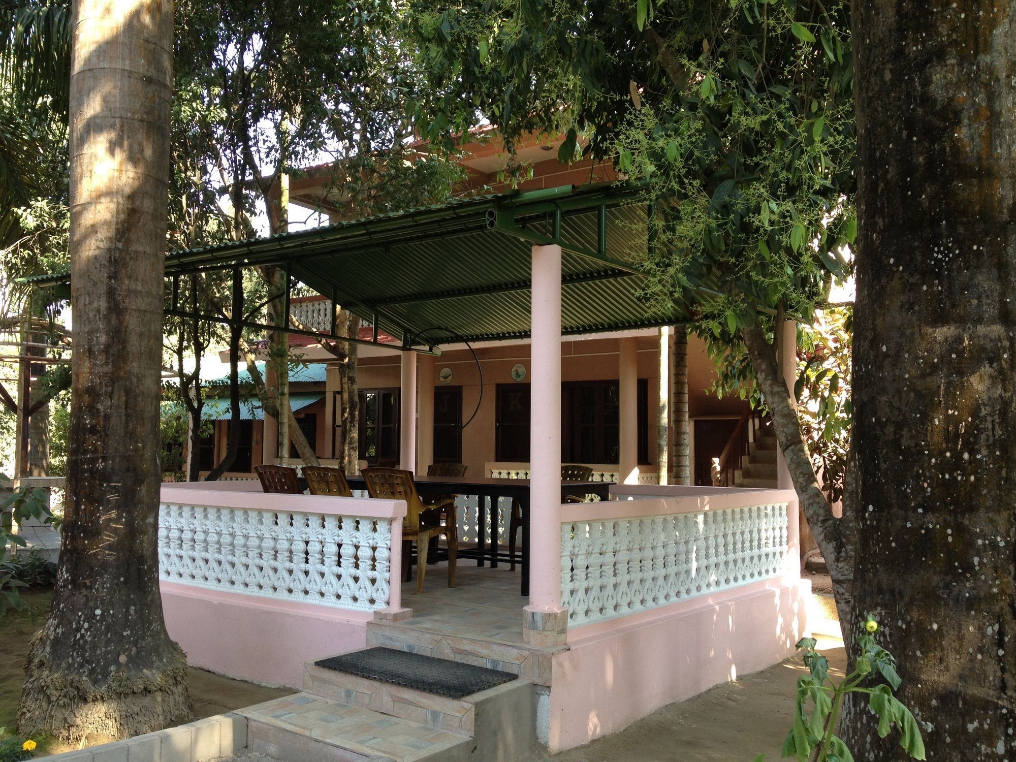 Hotel Ama Garden Sauraha Esterno foto