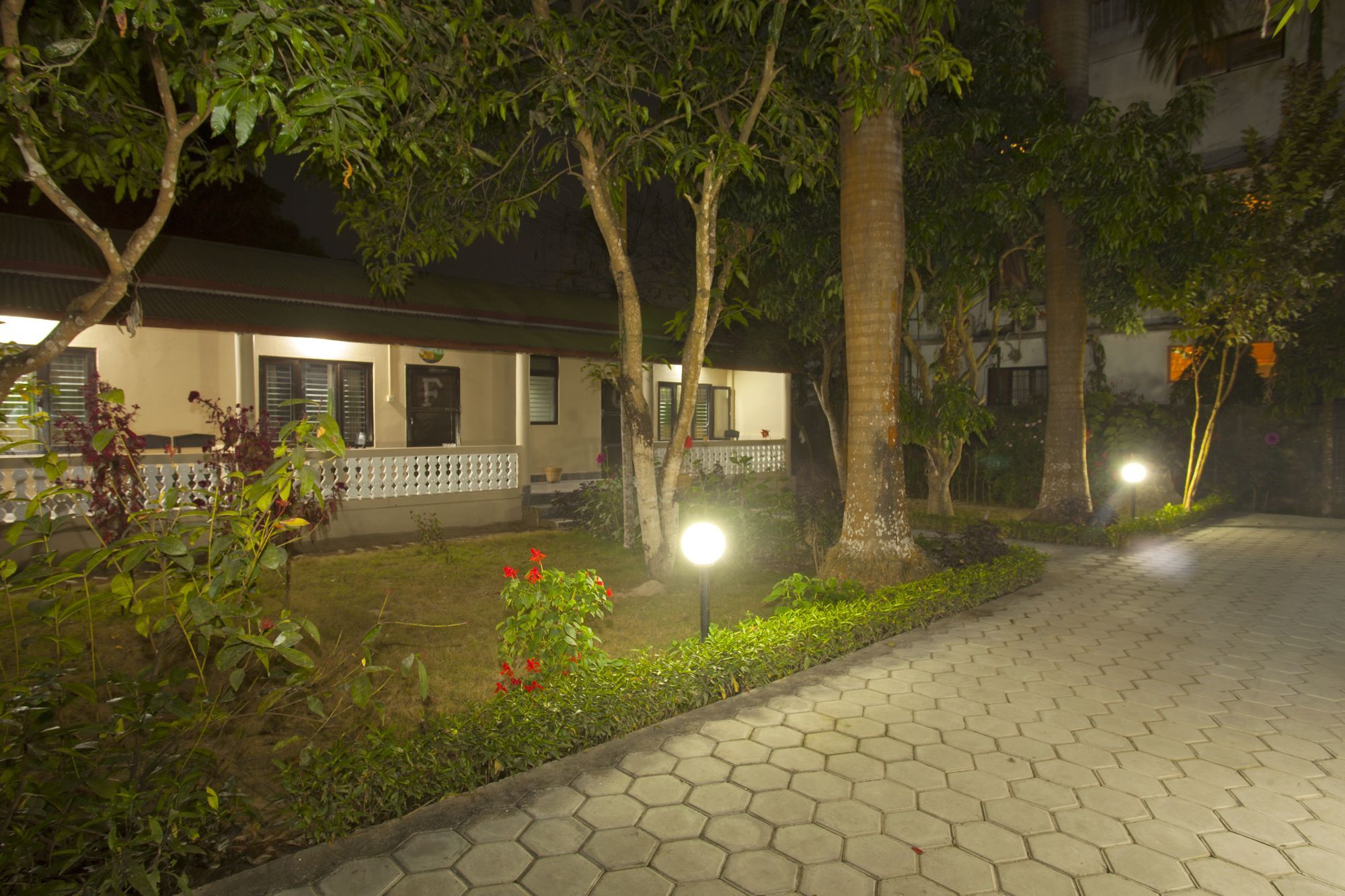 Hotel Ama Garden Sauraha Esterno foto