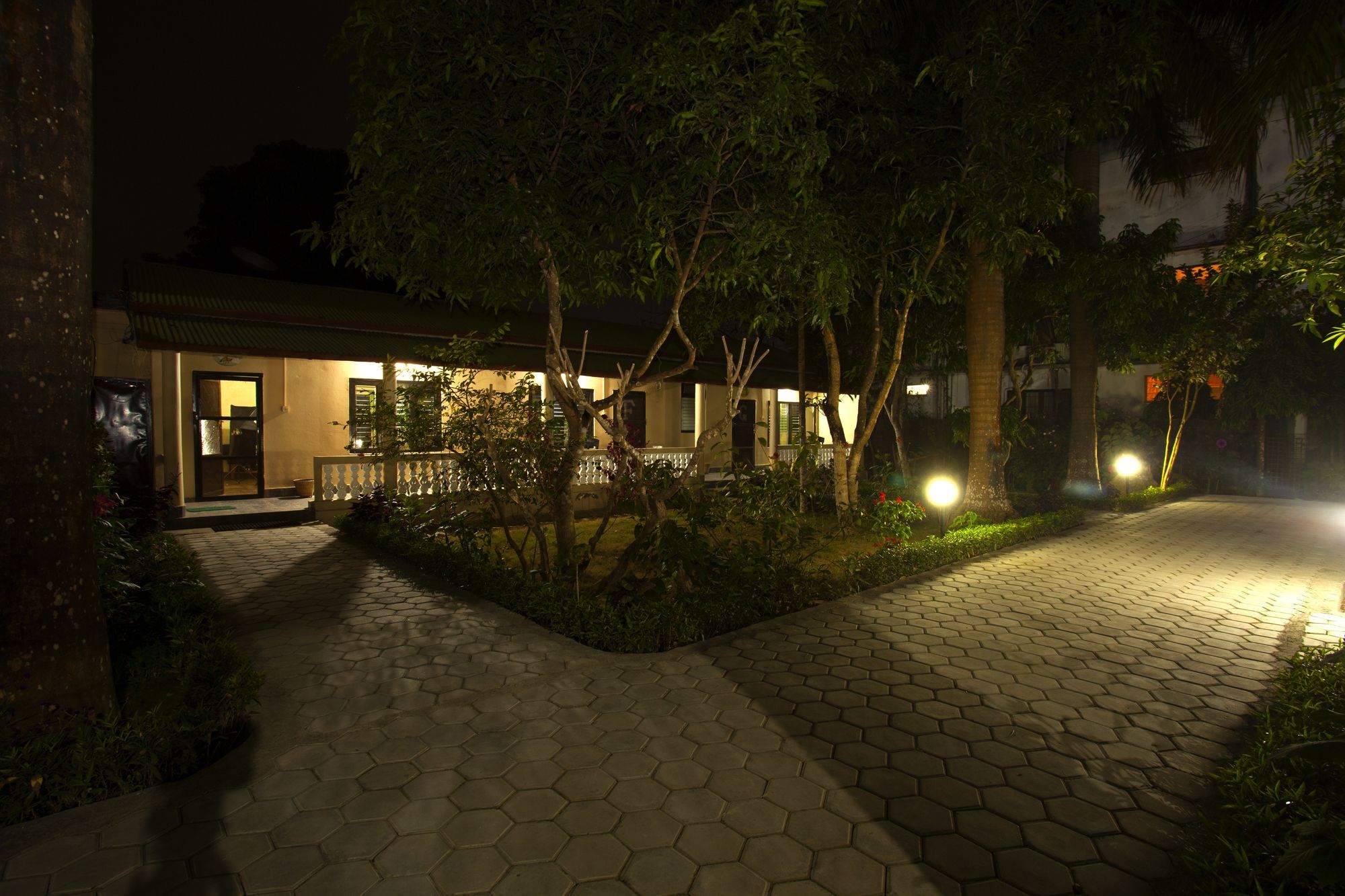 Hotel Ama Garden Sauraha Esterno foto