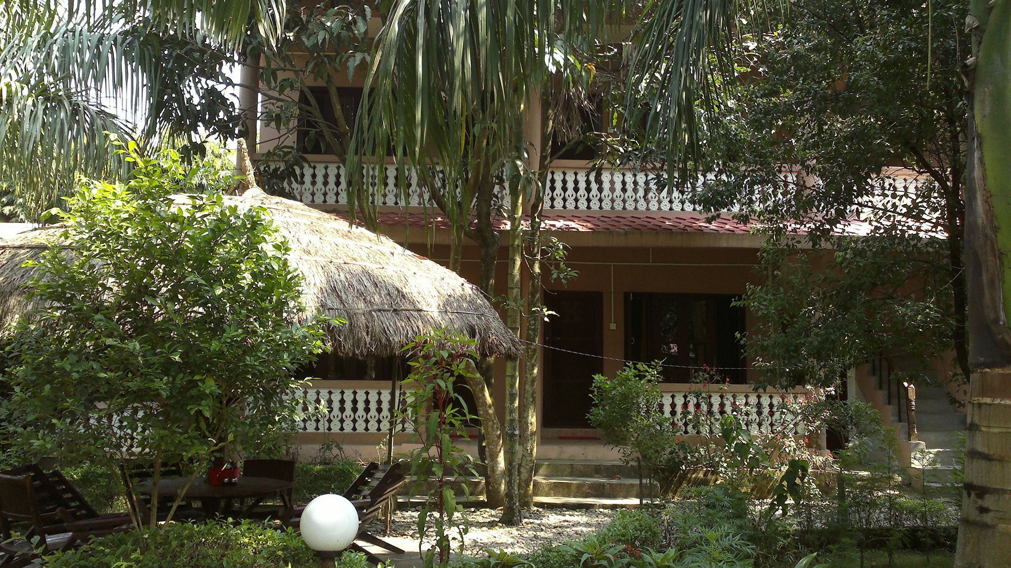 Hotel Ama Garden Sauraha Esterno foto